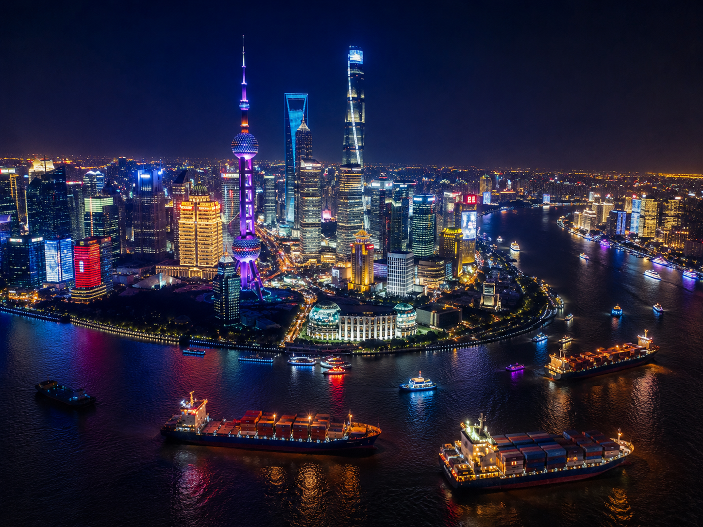 Skyline de Shanghai com navios cargueiros no rio Huangpu